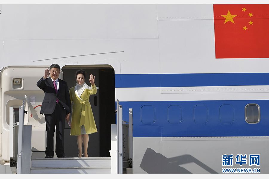 當地時間11月17日，國家主席習近平乘專機抵達基多，開始對厄瓜多爾共和國進行國事訪問。這是習近平與夫人彭麗媛向歡迎人群揮手致意。新華社記者 王曄 攝 