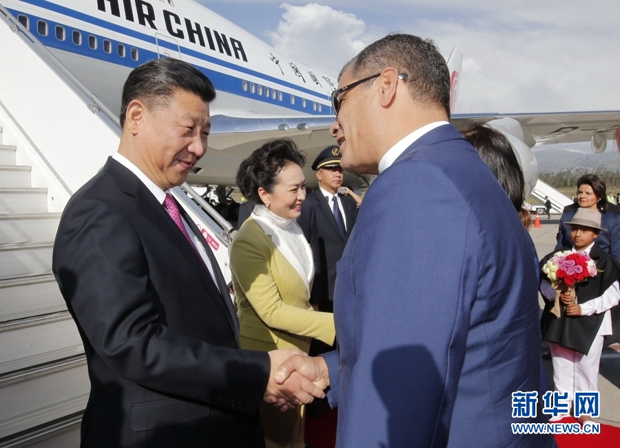 當地時間11月17日，國家主席習近平乘專機抵達基多，開始對厄瓜多爾共和國進行國事訪問。厄瓜多爾總統科雷亞和夫人馬勒布等在舷梯旁熱情迎接習近平和夫人彭麗媛。新華社記者 鞠鵬 攝