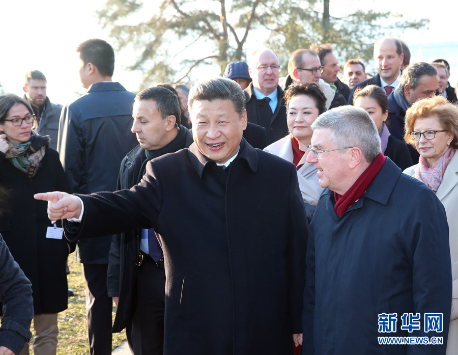 1月18日，國(guó)家主席習(xí)近平在瑞士洛桑國(guó)際奧林匹克博物館會(huì)見(jiàn)國(guó)際奧林匹克委員會(huì)主席巴赫。這是會(huì)見(jiàn)后，習(xí)近平和夫人彭麗媛在巴赫主席夫婦陪同下，參觀國(guó)際奧林匹克博物館。新華社記者 姚大偉 攝
