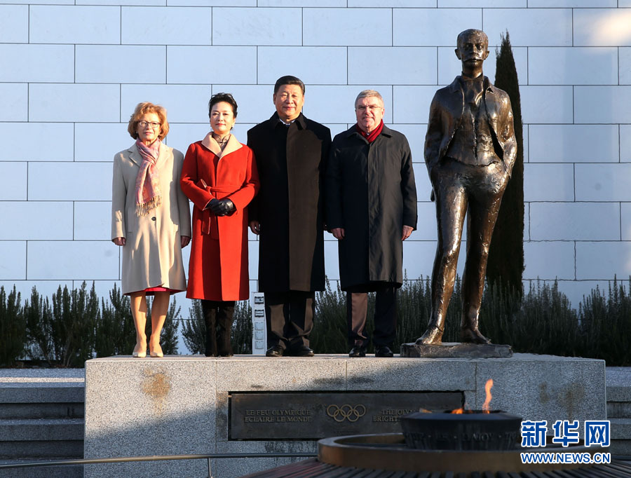 1月18日，國(guó)家主席習(xí)近平在瑞士洛桑國(guó)際奧林匹克博物館會(huì)見(jiàn)國(guó)際奧林匹克委員會(huì)主席巴赫。這是習(xí)近平和夫人彭麗媛與巴赫夫婦在現(xiàn)代奧林匹克運(yùn)動(dòng)發(fā)起人顧拜旦雕像前合影。新華社記者 姚大偉 攝