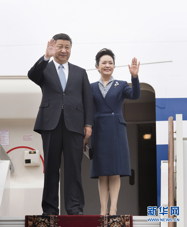 7月3日，國家主席習(xí)近平乘專機(jī)抵達(dá)莫斯科，開始對俄羅斯聯(lián)邦進(jìn)行國事訪問。這是習(xí)近平和夫人彭麗媛步出艙門。 新華社記者 李學(xué)仁 攝