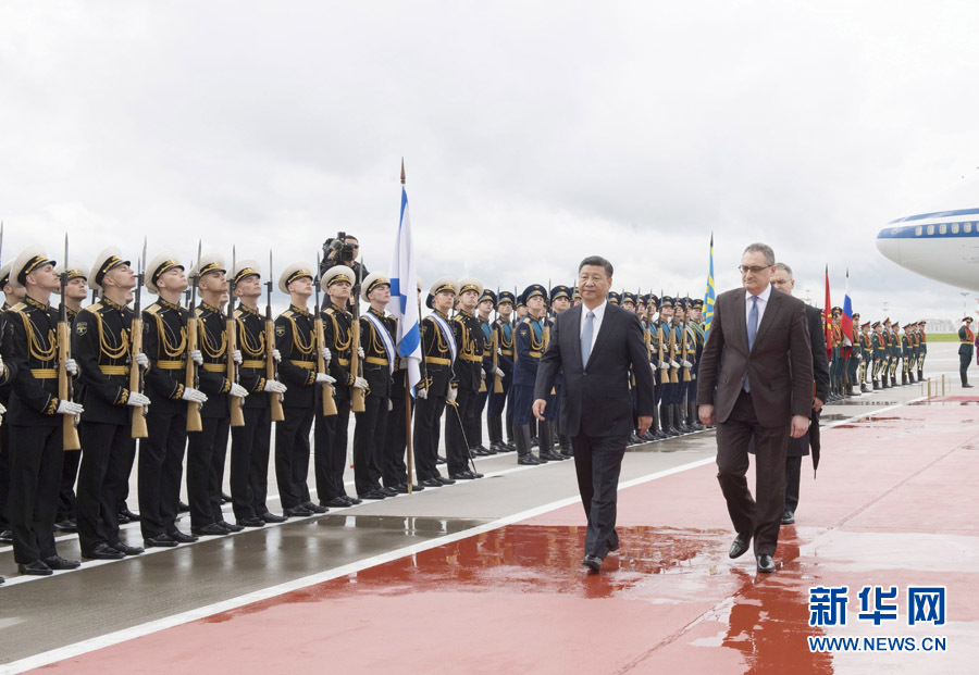 7月3日，國家主席習(xí)近平乘專機(jī)抵達(dá)莫斯科，開始對俄羅斯聯(lián)邦進(jìn)行國事訪問。這是習(xí)近平出席機(jī)場歡迎儀式。 新華社記者 李學(xué)仁 攝