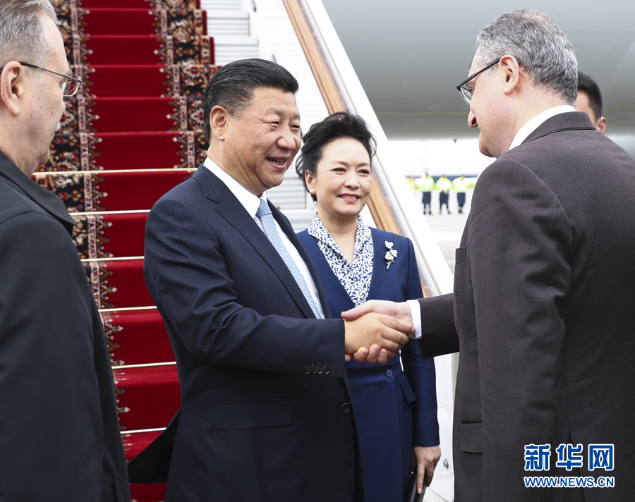 7月3日，國家主席習(xí)近平乘專機(jī)抵達(dá)莫斯科，開始對俄羅斯聯(lián)邦進(jìn)行國事訪問。這是習(xí)近平和夫人彭麗媛受到俄羅斯政府高級官員熱情迎接。新華社記者 謝環(huán)馳 攝 
