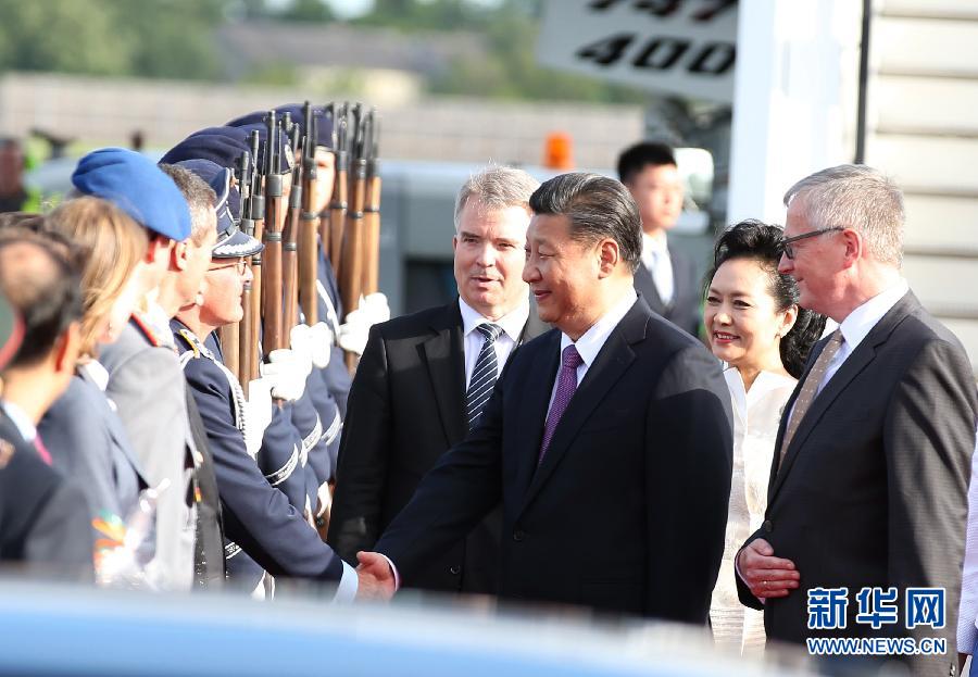 7月4日，國家主席習(xí)近平乘專機(jī)抵達(dá)柏林，開始對德意志聯(lián)邦共和國進(jìn)行國事訪問。德國政府高級(jí)官員在舷梯旁迎接習(xí)近平和夫人彭麗媛。新華社記者 姚大偉 攝