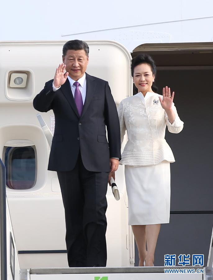 7月4日，國家主席習(xí)近平乘專機(jī)抵達(dá)柏林，開始對德意志聯(lián)邦共和國進(jìn)行國事訪問。這是習(xí)近平和夫人彭麗媛步出艙門。 新華社記者 姚大偉 攝