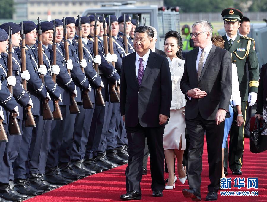 7月4日，國家主席習(xí)近平乘專機(jī)抵達(dá)柏林，開始對德意志聯(lián)邦共和國進(jìn)行國事訪問。德國政府高級(jí)官員在舷梯旁迎接習(xí)近平和夫人彭麗媛。新華社記者 王曄 攝