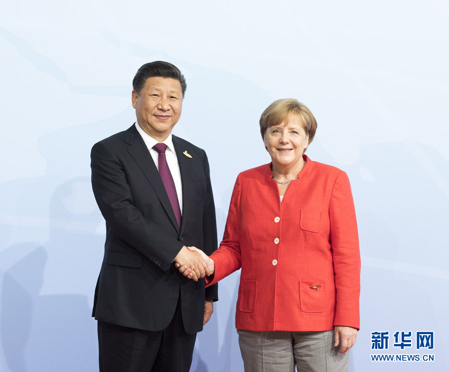 7月7日，二十國集團領導人第十二次峰會在德國漢堡舉行。國家主席習近平出席并發表題為《堅持開放包容　推動聯動增長》的重要講話。這是峰會開始前，習近平受到德國總理默克爾迎接。新華社記者 李學仁 攝 
