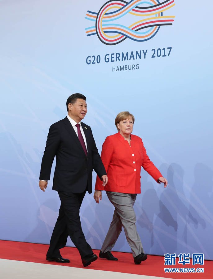 7月7日，二十國集團領導人第十二次峰會在德國漢堡舉行。國家主席習近平出席并發(fā)表題為《堅持開放包容　推動聯(lián)動增長》的重要講話。這是峰會開始前，習近平受到德國總理默克爾迎接。新華社記者 劉衛(wèi)兵 攝 