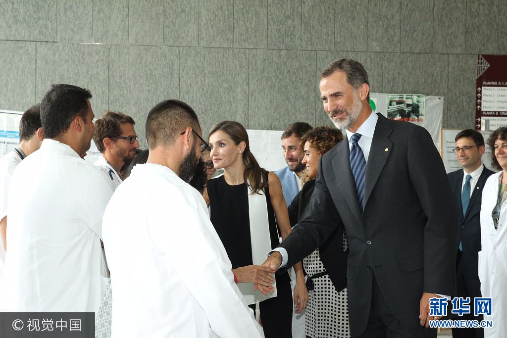 當地時間2017年8月19日，西班牙巴塞羅那，西班牙國王菲利普六世和萊蒂齊亞王后探望巴塞羅那恐襲案傷者。***_***BARCELONA, SPAIN - AUGUST 19:  In this handout photo provided by Casa de S.M. el Rey de Espana, King Felipe VI of Spain and Queen Letizia of Spain meets with medical staff as they arrive to visit last Thursday's terrorist attack victims at the Hospital de la Santa Creu i Sant Pau on August 19, 2017 in Barcelona, Spain. Thirteen people were killed and dozens injured in the Las Ramblas area of Barcelona when a van hit crowds on August 17.  (Photo by Casa de S.M. el Rey de Espana via Getty Images)