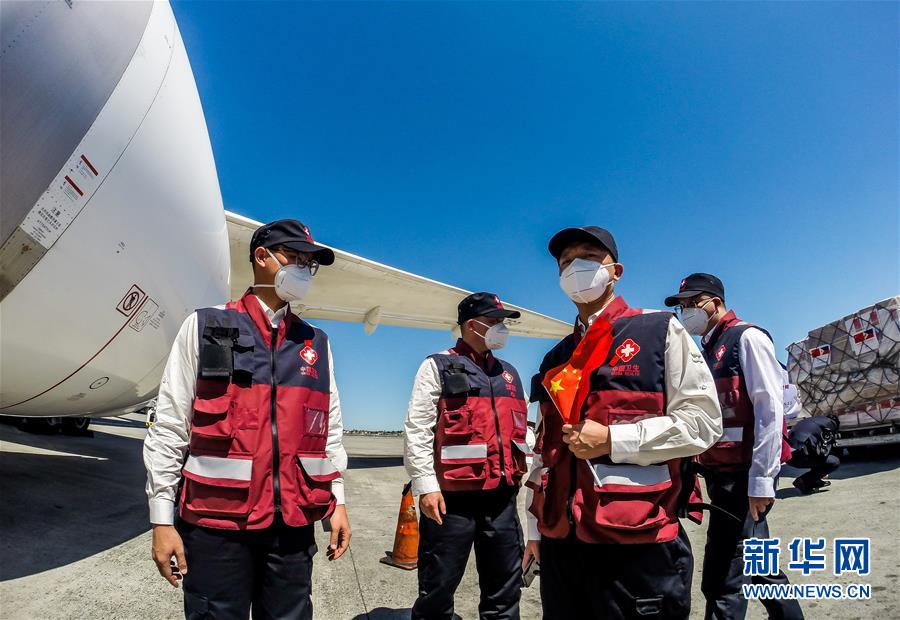 (國際疫情)(1)中國抗疫醫(yī)療專家組抵達(dá)菲律賓