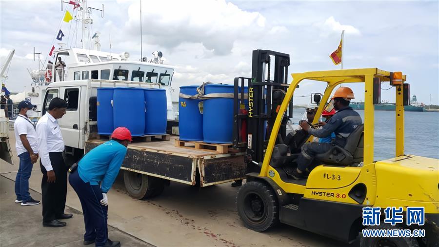 （國際·圖文互動）（3）在斯里蘭卡中國專家和中資企業助力油輪滅火