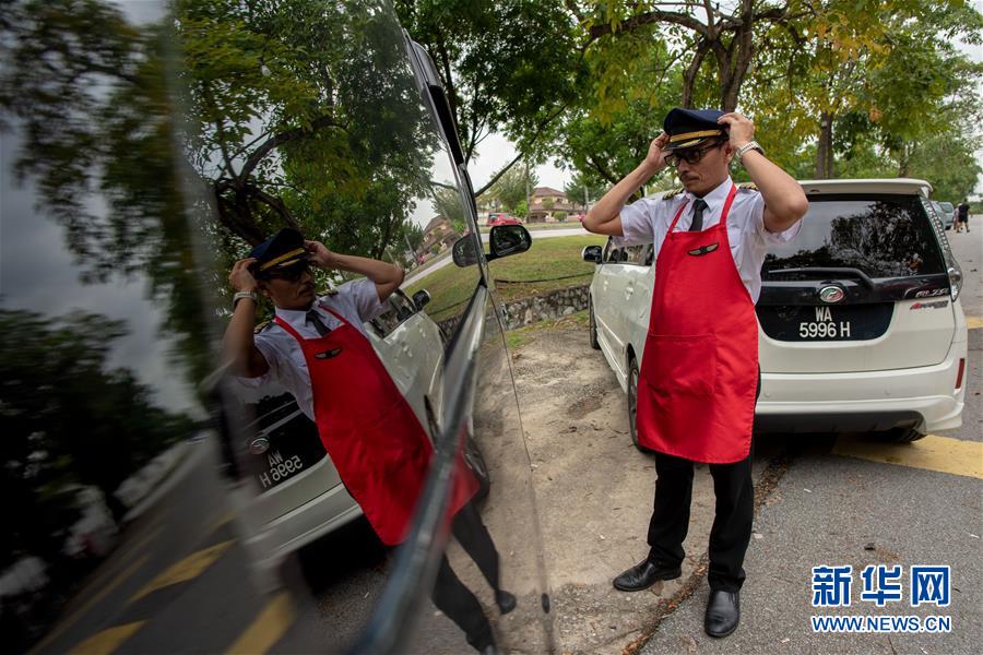 (國際·圖文互動)(1)通訊:前方總有機遇——記馬來西亞一位飛行員疫情下擺攤再就業