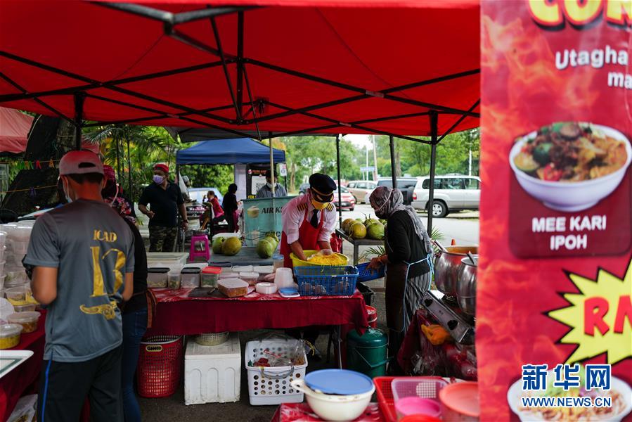 (國際·圖文互動)(5)通訊:前方總有機遇——記馬來西亞一位飛行員疫情下擺攤再就業