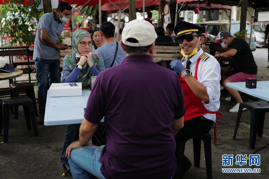 (國際·圖文互動)(3)通訊:前方總有機遇——記馬來西亞一位飛行員疫情下擺攤再就業